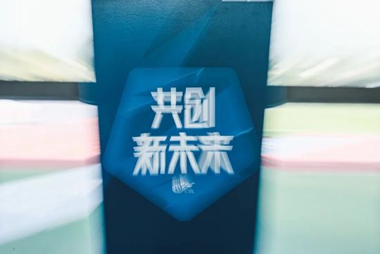 女人趴到床脱了内裤打光屁股视频